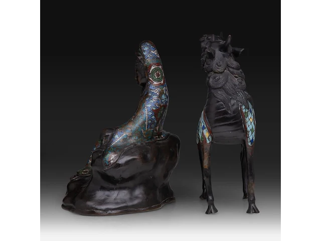 Two japanese champlevé enameled bronzes, one depicting a kirin, the other kannon, meiji period (1868-1912), both h 35 cm - afbeelding 3 van  8