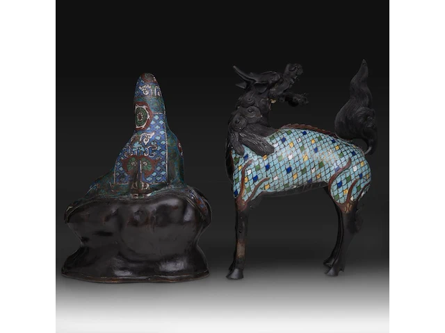 Two japanese champlevé enameled bronzes, one depicting a kirin, the other kannon, meiji period (1868-1912), both h 35 cm - afbeelding 4 van  8