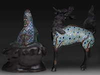 Two japanese champlevé enameled bronzes, one depicting a kirin, the other kannon, meiji period (1868-1912), both h 35 cm - afbeelding 4 van  8