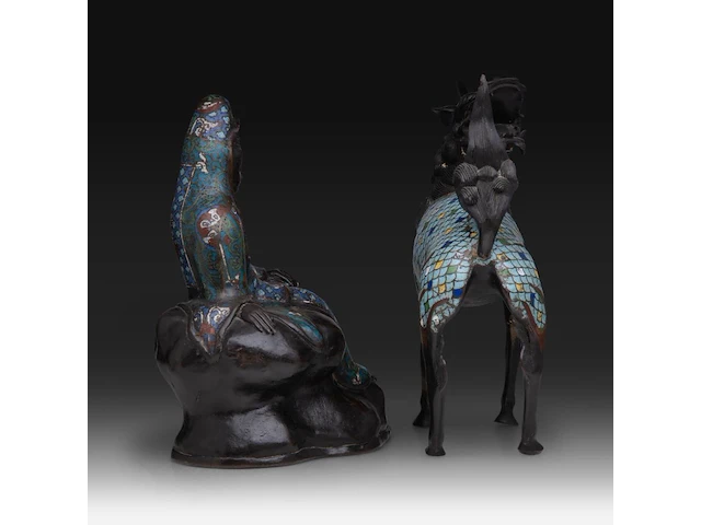 Two japanese champlevé enameled bronzes, one depicting a kirin, the other kannon, meiji period (1868-1912), both h 35 cm - afbeelding 5 van  8