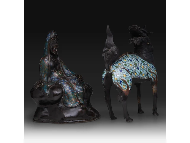 Two japanese champlevé enameled bronzes, one depicting a kirin, the other kannon, meiji period (1868-1912), both h 35 cm - afbeelding 6 van  8