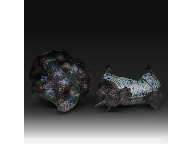 Two japanese champlevé enameled bronzes, one depicting a kirin, the other kannon, meiji period (1868-1912), both h 35 cm - afbeelding 7 van  8