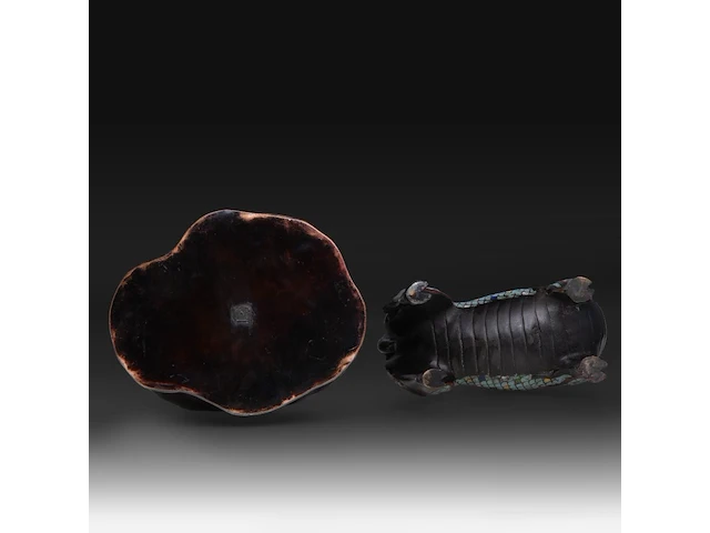 Two japanese champlevé enameled bronzes, one depicting a kirin, the other kannon, meiji period (1868-1912), both h 35 cm - afbeelding 8 van  8