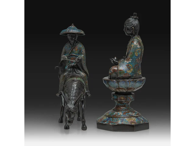 Two japanese champlevé enameled bronzes, one of kannon, the other an immortal, meiji period (1868-1912), h 45 cm / h 42 cm - afbeelding 3 van  8