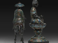 Two japanese champlevé enameled bronzes, one of kannon, the other an immortal, meiji period (1868-1912), h 45 cm / h 42 cm - afbeelding 5 van  8