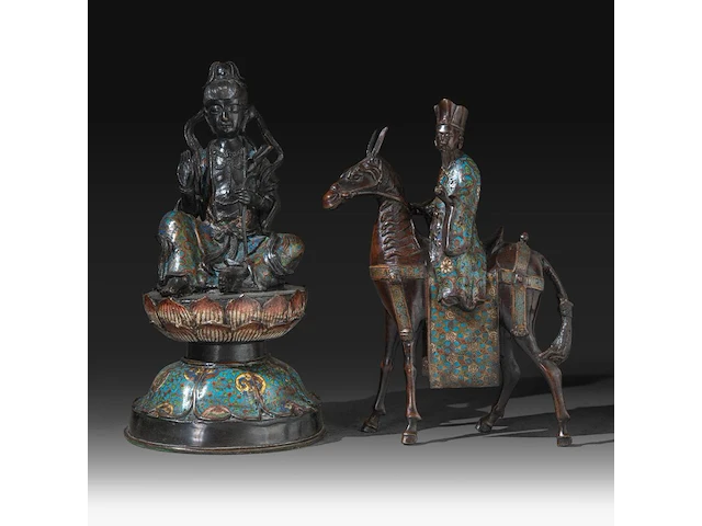 Two japanese champlevé enameled bronzes, one of kannon, the other an immortal riding a horse, meiji period (1868-1912), h 43 cm / h 40 cm - afbeelding 1 van  8