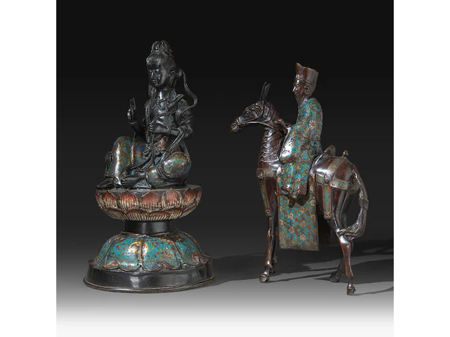 Two japanese champlevé enameled bronzes, one of kannon, the other an immortal riding a horse, meiji period (1868-1912), h 43 cm / h 40 cm - afbeelding 2 van  8