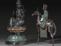 Two japanese champlevé enameled bronzes, one of kannon, the other an immortal riding a horse, meiji period (1868-1912), h 43 cm / h 40 cm - afbeelding 2 van  8