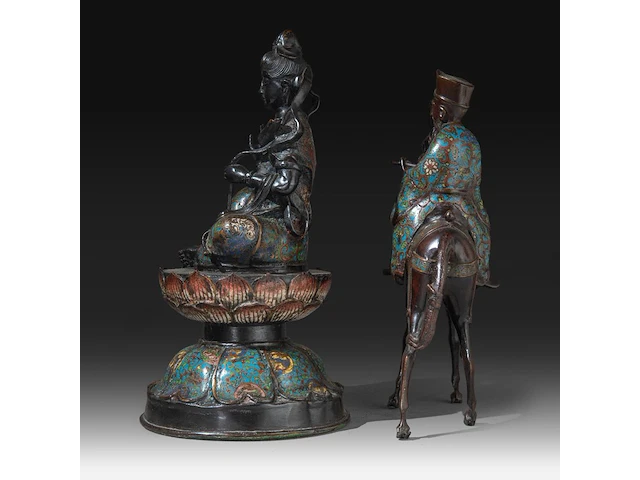 Two japanese champlevé enameled bronzes, one of kannon, the other an immortal riding a horse, meiji period (1868-1912), h 43 cm / h 40 cm - afbeelding 3 van  8