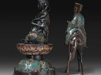 Two japanese champlevé enameled bronzes, one of kannon, the other an immortal riding a horse, meiji period (1868-1912), h 43 cm / h 40 cm - afbeelding 3 van  8
