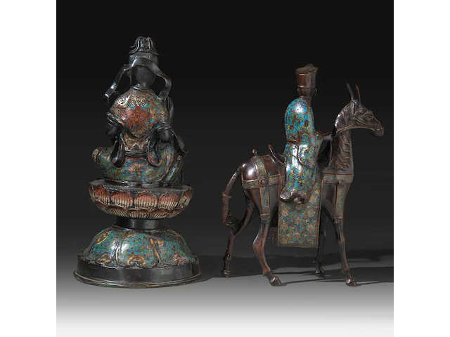 Two japanese champlevé enameled bronzes, one of kannon, the other an immortal riding a horse, meiji period (1868-1912), h 43 cm / h 40 cm - afbeelding 4 van  8