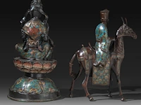 Two japanese champlevé enameled bronzes, one of kannon, the other an immortal riding a horse, meiji period (1868-1912), h 43 cm / h 40 cm - afbeelding 4 van  8