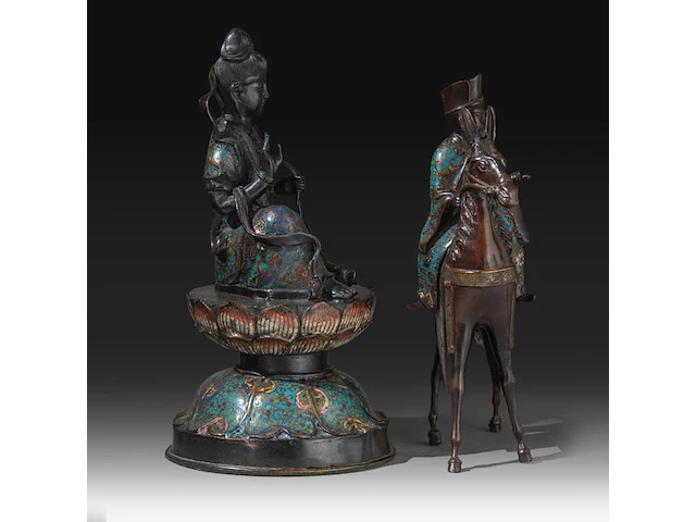 Two japanese champlevé enameled bronzes, one of kannon, the other an immortal riding a horse, meiji period (1868-1912), h 43 cm / h 40 cm - afbeelding 5 van  8
