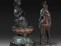 Two japanese champlevé enameled bronzes, one of kannon, the other an immortal riding a horse, meiji period (1868-1912), h 43 cm / h 40 cm - afbeelding 5 van  8