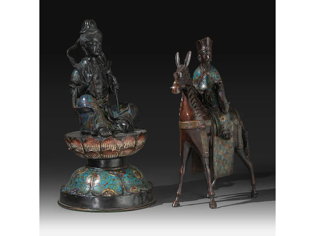 Two japanese champlevé enameled bronzes, one of kannon, the other an immortal riding a horse, meiji period (1868-1912), h 43 cm / h 40 cm - afbeelding 6 van  8