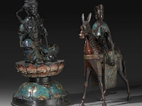 Two japanese champlevé enameled bronzes, one of kannon, the other an immortal riding a horse, meiji period (1868-1912), h 43 cm / h 40 cm - afbeelding 6 van  8