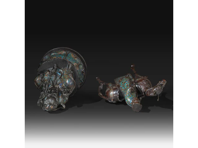 Two japanese champlevé enameled bronzes, one of kannon, the other an immortal riding a horse, meiji period (1868-1912), h 43 cm / h 40 cm - afbeelding 7 van  8