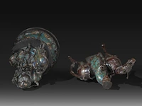 Two japanese champlevé enameled bronzes, one of kannon, the other an immortal riding a horse, meiji period (1868-1912), h 43 cm / h 40 cm - afbeelding 7 van  8