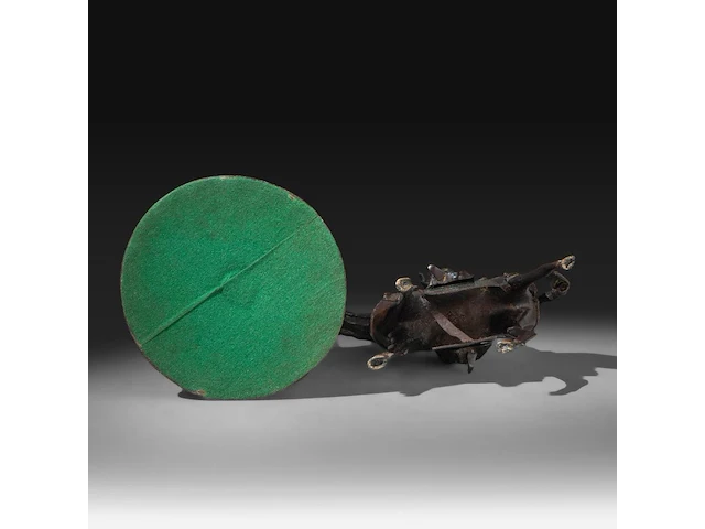 Two japanese champlevé enameled bronzes, one of kannon, the other an immortal riding a horse, meiji period (1868-1912), h 43 cm / h 40 cm - afbeelding 8 van  8