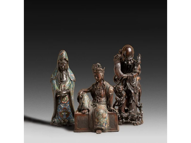 Two japanese champlevé enameled bronzes representing kannon, and one bronze of fukurokuju, 19th/20thc, tallest h 43 cm - afbeelding 1 van  6