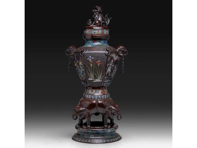 Two japanese champlevé enamelled bronzes, one depicting kannon, the other an immortal; added a ditto large vase decorated with elephants and shishi, meiji period (1868-1912), h 37 cm (both figures) / h 93 cm (vase) - afbeelding 2 van  15