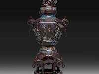 Two japanese champlevé enamelled bronzes, one depicting kannon, the other an immortal; added a ditto large vase decorated with elephants and shishi, meiji period (1868-1912), h 37 cm (both figures) / h 93 cm (vase) - afbeelding 2 van  15