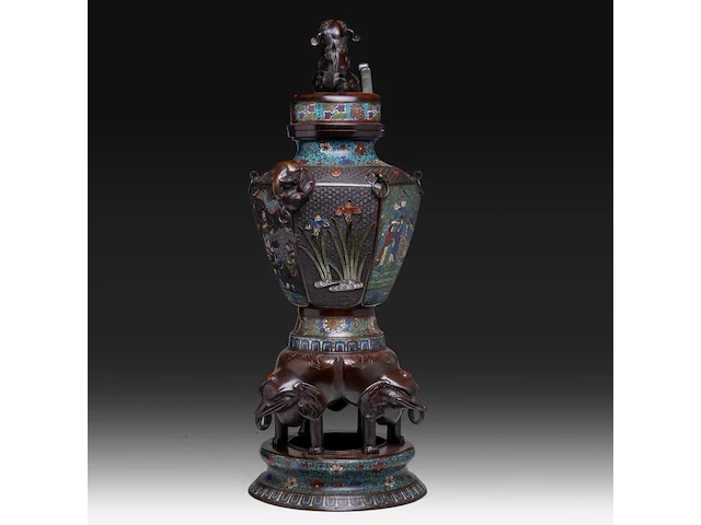 Two japanese champlevé enamelled bronzes, one depicting kannon, the other an immortal; added a ditto large vase decorated with elephants and shishi, meiji period (1868-1912), h 37 cm (both figures) / h 93 cm (vase) - afbeelding 4 van  15