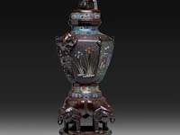Two japanese champlevé enamelled bronzes, one depicting kannon, the other an immortal; added a ditto large vase decorated with elephants and shishi, meiji period (1868-1912), h 37 cm (both figures) / h 93 cm (vase) - afbeelding 4 van  15