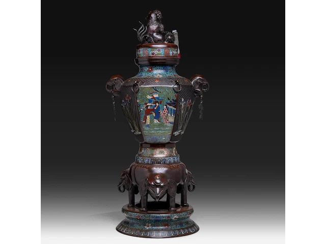Two japanese champlevé enamelled bronzes, one depicting kannon, the other an immortal; added a ditto large vase decorated with elephants and shishi, meiji period (1868-1912), h 37 cm (both figures) / h 93 cm (vase) - afbeelding 5 van  15