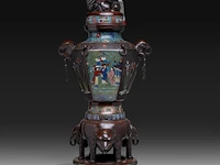 Two japanese champlevé enamelled bronzes, one depicting kannon, the other an immortal; added a ditto large vase decorated with elephants and shishi, meiji period (1868-1912), h 37 cm (both figures) / h 93 cm (vase) - afbeelding 5 van  15