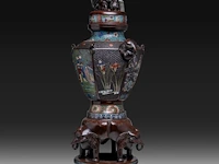 Two japanese champlevé enamelled bronzes, one depicting kannon, the other an immortal; added a ditto large vase decorated with elephants and shishi, meiji period (1868-1912), h 37 cm (both figures) / h 93 cm (vase) - afbeelding 6 van  15