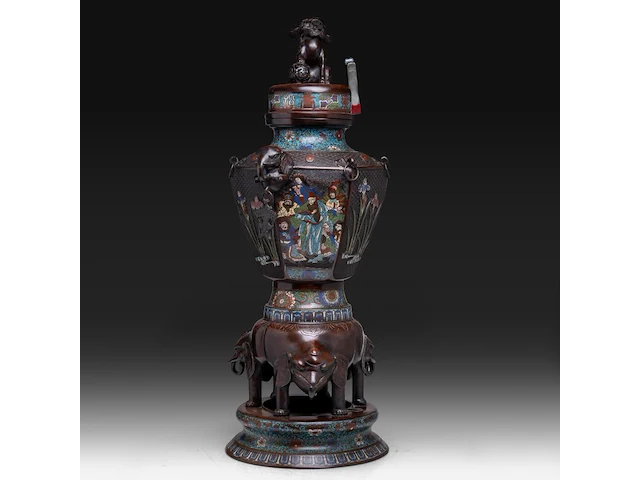 Two japanese champlevé enamelled bronzes, one depicting kannon, the other an immortal; added a ditto large vase decorated with elephants and shishi, meiji period (1868-1912), h 37 cm (both figures) / h 93 cm (vase) - afbeelding 7 van  15