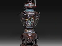 Two japanese champlevé enamelled bronzes, one depicting kannon, the other an immortal; added a ditto large vase decorated with elephants and shishi, meiji period (1868-1912), h 37 cm (both figures) / h 93 cm (vase) - afbeelding 7 van  15