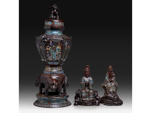 Two japanese champlevé enamelled bronzes, one depicting kannon, the other an immortal; added a ditto large vase decorated with elephants and shishi, meiji period (1868-1912), h 37 cm (both figures) / h 93 cm (vase) - afbeelding 1 van  15