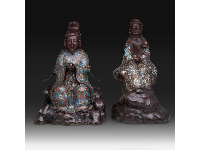 Two japanese champlevé enamelled bronzes, one depicting kannon, the other an immortal; added a ditto large vase decorated with elephants and shishi, meiji period (1868-1912), h 37 cm (both figures) / h 93 cm (vase) - afbeelding 8 van  15