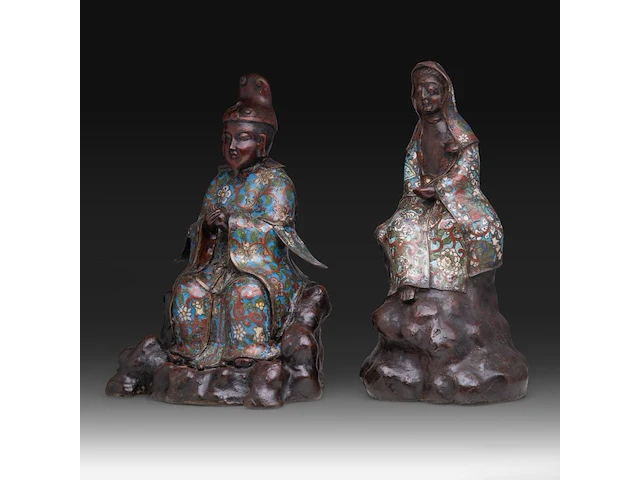 Two japanese champlevé enamelled bronzes, one depicting kannon, the other an immortal; added a ditto large vase decorated with elephants and shishi, meiji period (1868-1912), h 37 cm (both figures) / h 93 cm (vase) - afbeelding 9 van  15