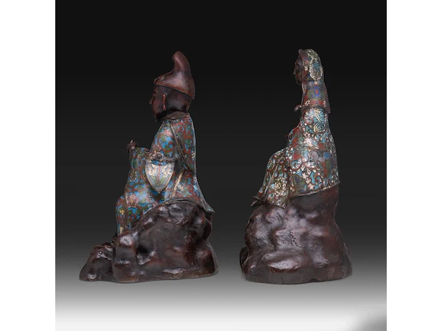 Two japanese champlevé enamelled bronzes, one depicting kannon, the other an immortal; added a ditto large vase decorated with elephants and shishi, meiji period (1868-1912), h 37 cm (both figures) / h 93 cm (vase) - afbeelding 10 van  15