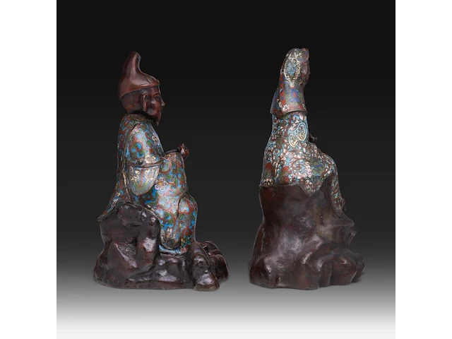 Two japanese champlevé enamelled bronzes, one depicting kannon, the other an immortal; added a ditto large vase decorated with elephants and shishi, meiji period (1868-1912), h 37 cm (both figures) / h 93 cm (vase) - afbeelding 12 van  15