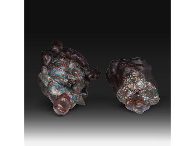 Two japanese champlevé enamelled bronzes, one depicting kannon, the other an immortal; added a ditto large vase decorated with elephants and shishi, meiji period (1868-1912), h 37 cm (both figures) / h 93 cm (vase) - afbeelding 14 van  15