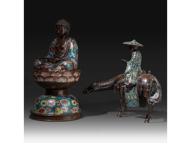 Two japanese cloisonné enameled bronzes, one depicting buddha, the other an immortal, meiji period (1868-1912), h 36 cm - h 46 cm - afbeelding 2 van  8