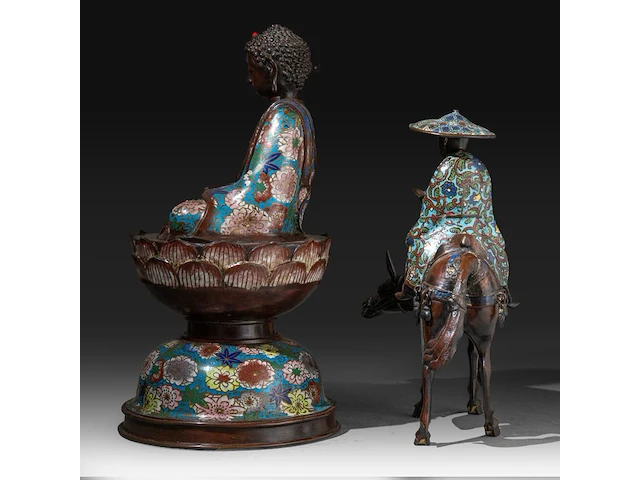 Two japanese cloisonné enameled bronzes, one depicting buddha, the other an immortal, meiji period (1868-1912), h 36 cm - h 46 cm - afbeelding 3 van  8