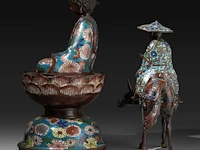 Two japanese cloisonné enameled bronzes, one depicting buddha, the other an immortal, meiji period (1868-1912), h 36 cm - h 46 cm - afbeelding 3 van  8