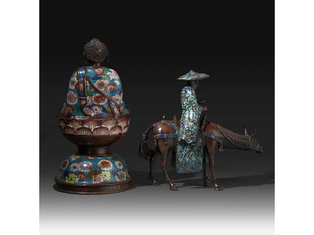 Two japanese cloisonné enameled bronzes, one depicting buddha, the other an immortal, meiji period (1868-1912), h 36 cm - h 46 cm - afbeelding 4 van  8