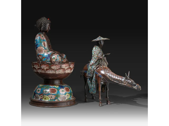 Two japanese cloisonné enameled bronzes, one depicting buddha, the other an immortal, meiji period (1868-1912), h 36 cm - h 46 cm - afbeelding 5 van  8