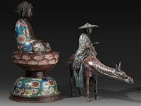 Two japanese cloisonné enameled bronzes, one depicting buddha, the other an immortal, meiji period (1868-1912), h 36 cm - h 46 cm - afbeelding 5 van  8