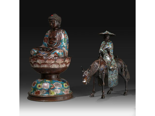 Two japanese cloisonné enameled bronzes, one depicting buddha, the other an immortal, meiji period (1868-1912), h 36 cm - h 46 cm - afbeelding 6 van  8