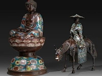 Two japanese cloisonné enameled bronzes, one depicting buddha, the other an immortal, meiji period (1868-1912), h 36 cm - h 46 cm - afbeelding 6 van  8