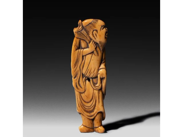 Two japanese flat ivory netsuke of chokaro and tekkai sennin, edo period (18thc), h 9 cm - 21g / h 7,3 cm - 14g (+) - afbeelding 7 van  10