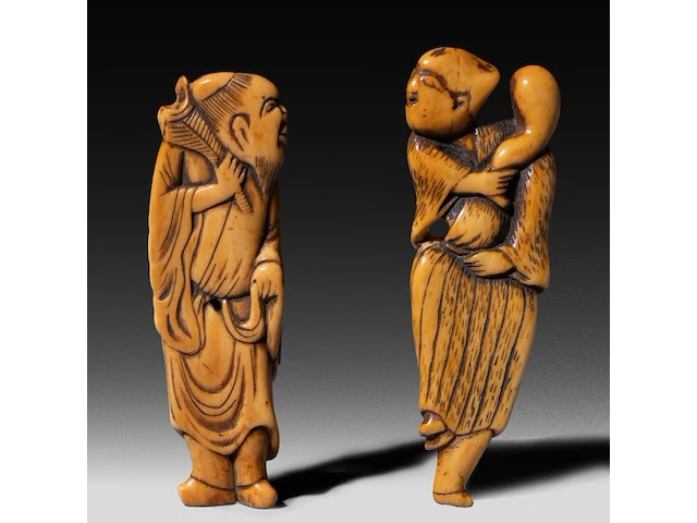 Two japanese flat ivory netsuke of chokaro and tekkai sennin, edo period (18thc), h 9 cm - 21g / h 7,3 cm - 14g (+) - afbeelding 1 van  6