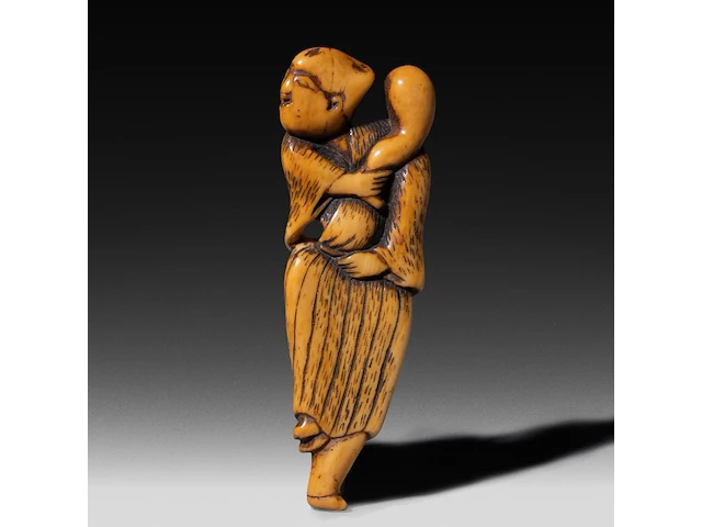 Two japanese flat ivory netsuke of chokaro and tekkai sennin, edo period (18thc), h 9 cm - 21g / h 7,3 cm - 14g (+) - afbeelding 2 van  6